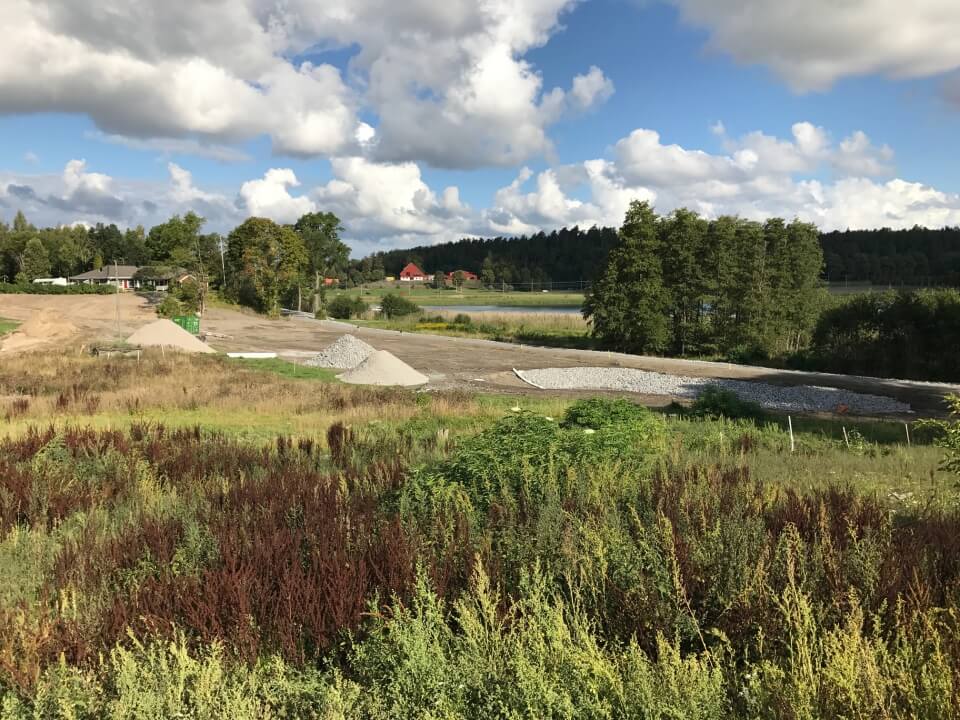 Väg sträckning och damm i Fredrikstrandsvägen